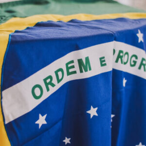 A close up of the Brazilian flag, centering on the words "ordem e progresso".