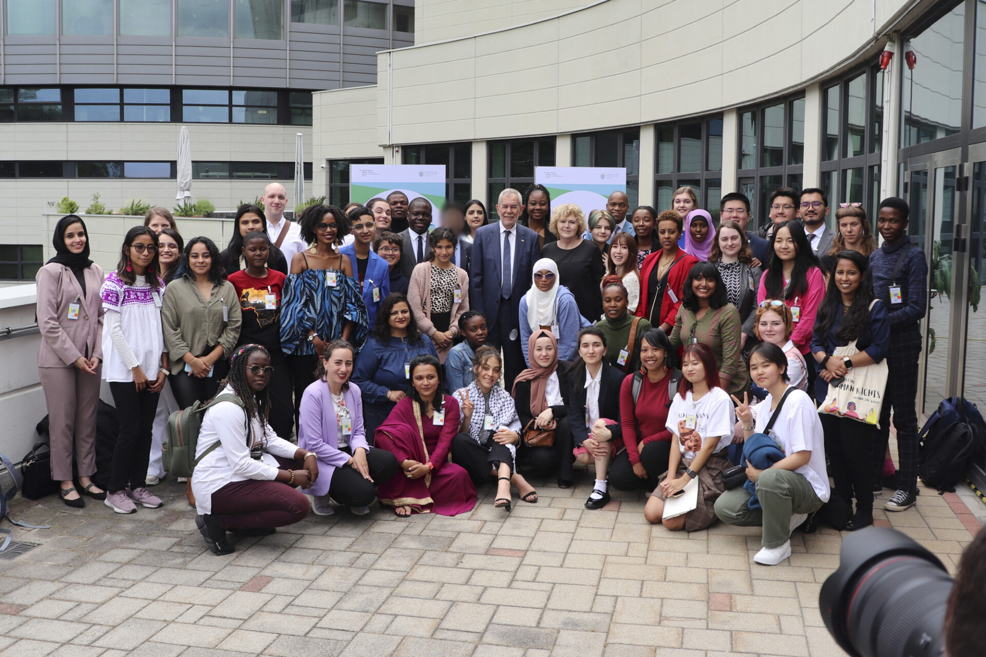 UN Special Rapporteur on Human Rights Defenders Mary Lawlor and Austrian President Alexander van der Bellen are standing amongst all the young human rights defenders participating in the 2023 Vienna Youth & Child Human Rights Defenders Conference. The picture is taken on a terrace of the UN Office in Vienna.